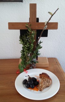 Kreuz, Palmbuschen, Brot und Weintrauben